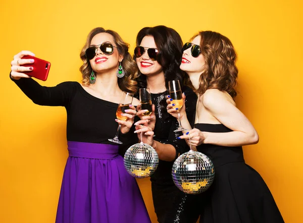 お祝い、パーティー、人のコンセプト- 3人のファッショナブルな若い女性がシャンパンを飲み、自撮り. — ストック写真
