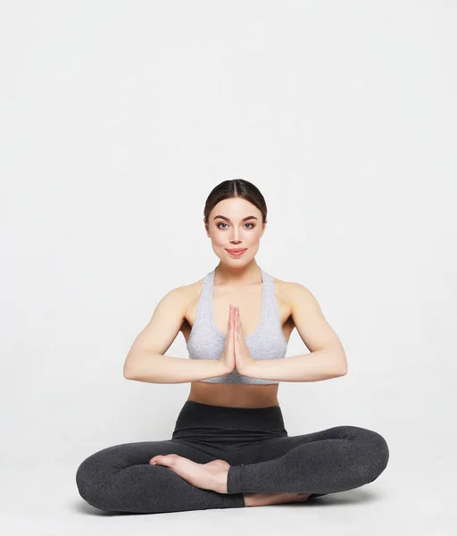 Sportieve jonge vrouw doet yoga praktijk geïsoleerd op witte achtergrond - concept van gezond leven — Stockfoto