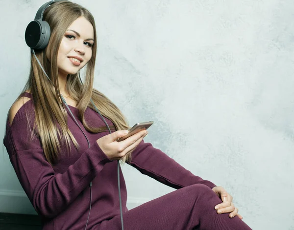 People Technology Concept Happy Young Woman Headphones Listening Music Smartphone — Stock Photo, Image