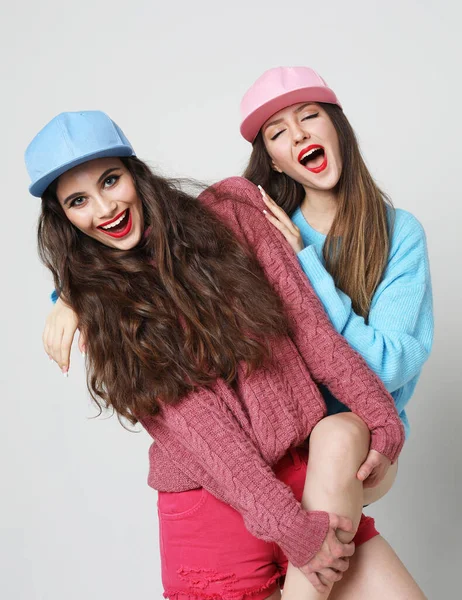 Deux Jeunes Copines Hipster Amusent Ensemble Style Vie Concept Personnes — Photo