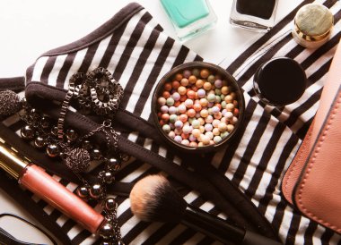 Güzellik ve moda kavramı: Pembe deri kadın çantasının, kozmetik ürünlerinin, aksesuarların ve beyaz arka planda fotokopi alanı olan akıllı telefonun düz uzantısı