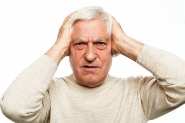 Stres, sağlık hizmetleri, yaşlılık ve insan konsepti. Beyaz arka plan yüzünden baş ağrısı çeken yaşlı, gri saçlı adam. Stüdyo çekimi.