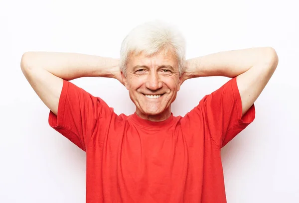 Életmód Idősek Koncepció Elbűvölő Jóképű Idősebb Férfi Alkalmi Piros Pólóban — Stock Fotó
