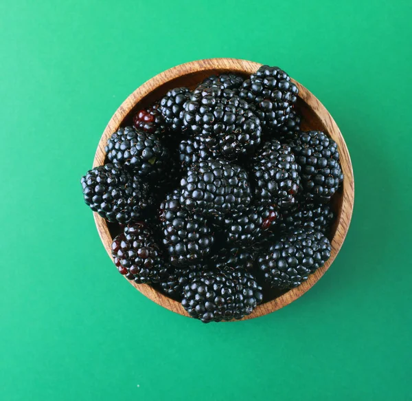 Brombeeren Einer Holzschale Reife Und Schmackhafte Schwarze Beeren Isoliert Auf — Stockfoto