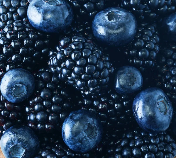 Blueberry Και Blackberry Φόντο Ώριμα Και Ζουμερά Φρέσκα Ώριμα Μούρα — Φωτογραφία Αρχείου