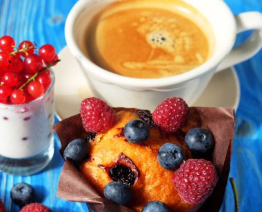 Günaydın, Breakfast. Böğürtlenli kek, bir fincan kahve ve üzümlü yoğurt. Kapat..