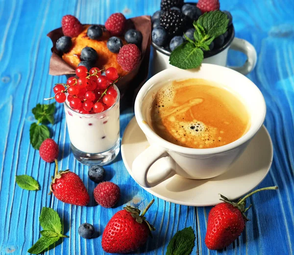 Günaydın Breakfast Böğürtlenli Kek Bir Fincan Kahve Üzümlü Yoğurt Kapat — Stok fotoğraf