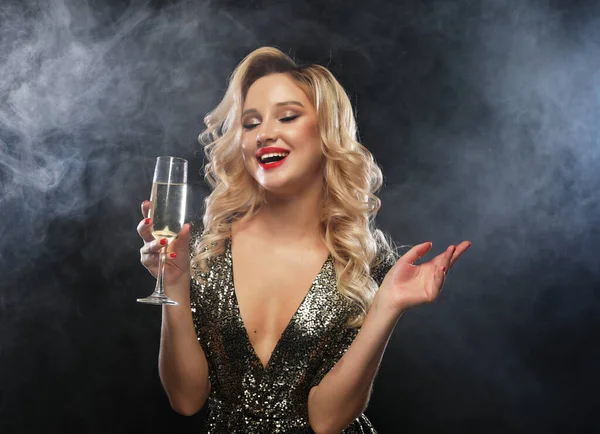 Yeni Yıl Doğum Günü Tatil Konsepti Elinde Şampanya Kadehi Tutan — Stok fotoğraf