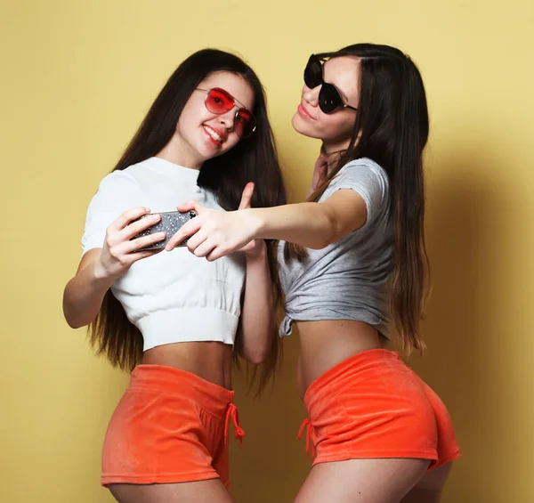 Zwei Schöne Weibliche Teenager Verbringen Zeit Miteinander Amüsieren Sich Machen — Stockfoto
