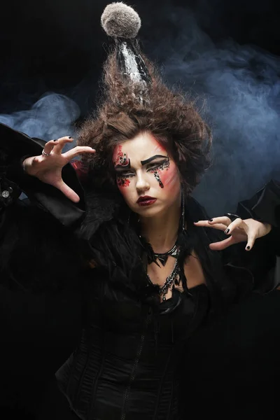 Młoda Brunetka Kreatywnym Makijażem Fryzurą Pozowanie Ciemnym Tle Impreza Halloween — Zdjęcie stockowe