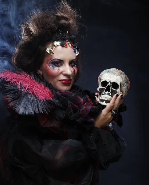 Wyobraź Sobie Piękną Kobietę Fantasy Twórczym Makijażem Fryzurą Trzymającą Czaszkę — Zdjęcie stockowe