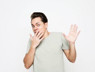 Hayır teşekkürler, lütfen uzak durun. Endişeli ve endişeli genç adamın portresi, savunma ya da reddedilme için el kaldırın, hayır ya da dur demek için titreyin, hoşnutsuz görün, geri çekilen teklif, beyaz arka plan