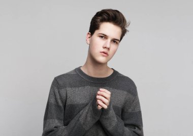 Stüdyoda poz veren yakışıklı genç adam.