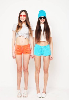 Güzel, çekici, neşeli, dans eden genç kızların vücut ölçüleri kadar güzel. Beyaz arkaplanda izole