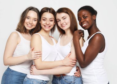 Büyüleyici çok ırklı kızların yakın plan portresi.