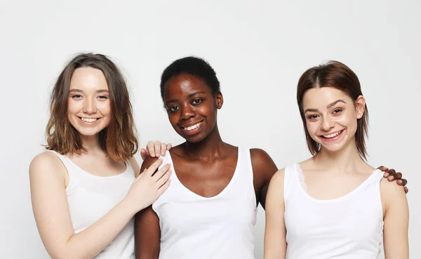 ライフスタイル、友情、人々の概念-異なる国籍の3人の女の子の友人のグループ — ストック写真