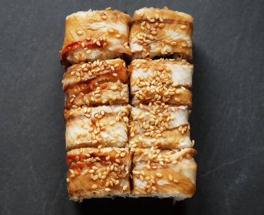 Japon yemekleri balık ve avokado ile birlikte. Kapat..