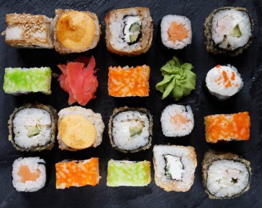 Japon suşi yemeği. Maki ve rulo ton balığı, somon, karides, yengeç ve avokado. Çeşit çeşit suşinin en üst görüntüsü. Gökkuşağı suşi rulosu, uramaki, hosomaki ve nigiri.