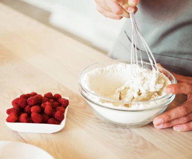 Mutfakta Adım Pişirme Hazırlığı 'ndan Balon çırpma Basamağı ile Temiz Kâse' de Kadın Eli Karıştırılmış Vurucu