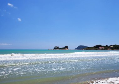 Zakynthos adasının plajı. İyon Denizi, Yunanistan ve Avrupa 'nın güneşli bahar deniz manzarası