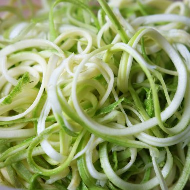 Dilimlenmiş kabak, sarmal, diyet yiyecekler, düşük karbonhidrat.