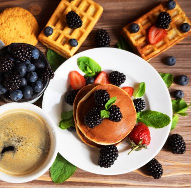 Kahvaltıda böğürtlenli ve çilekli krep. Yumuşak ve lezzetli krep..