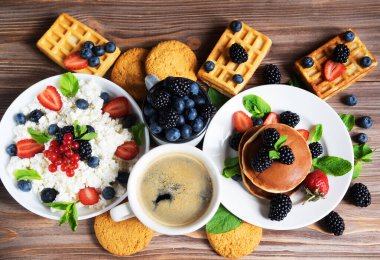 Kahvaltıda böğürtlenli ve çilekli krep. Yumuşak ve lezzetli krep..