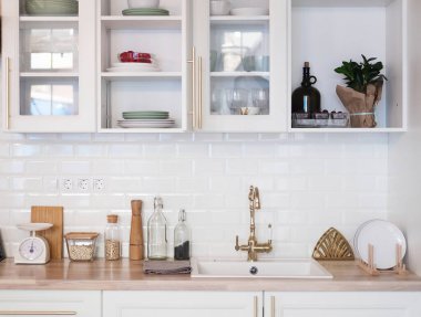 Konforlu, modern bir mutfak odası.