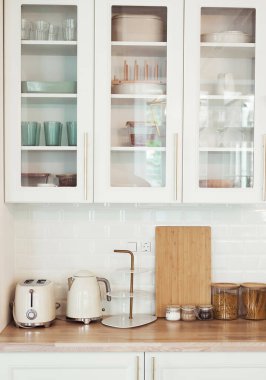 Konforlu, modern bir mutfak odası.