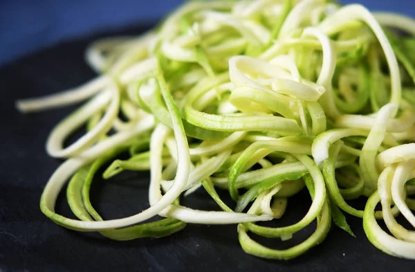 Dilimlenmiş kabak, sarmal, diyet yiyecekler, düşük karbonhidrat.