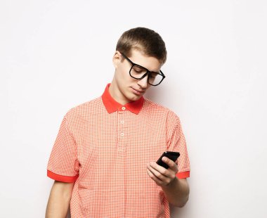 Beyaz arka planda SMS yazan genç yakışıklı adam.