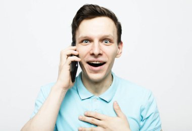 Cep telefonuyla konuşurken mutlu genç hareketler ve gülümsemeler.