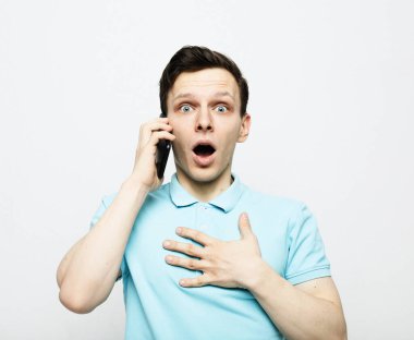 Cep telefonuyla konuşurken mutlu genç hareketler ve gülümsemeler.