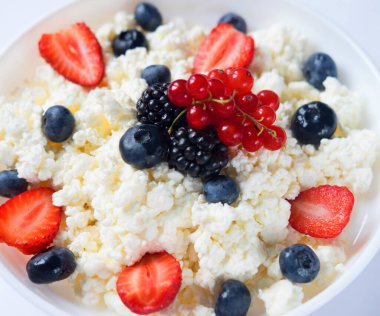 Sağlıklı kahvaltı: Çilekli, yabanmersinli ve böğürtlenli süzme peynir.