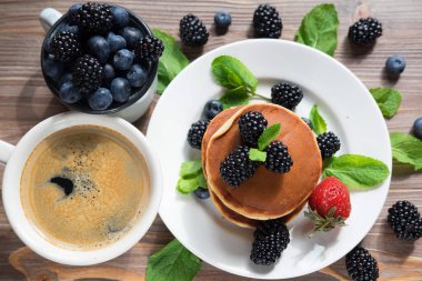 Kahvaltıda böğürtlenli ve çilekli krep. Yumuşak ve lezzetli krep. Güzel ve sağlıklı taze yiyecekler. Böğürtlenli ev kahvaltısı. Üst Manzara. Düz yatıyordu.