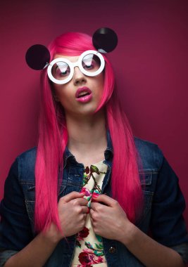 Pembe saçlı moda portresi kızı. Stylish Outfit 'teki genç kadın. Cazibeli Güzel Model. Bahar Yazı Kadını. Sanat Lüks Moda Biçimi