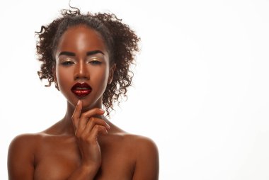 Çekici Afrikalı Amerikalı kadın. Yakın çekim portresi, stüdyo çekimi.