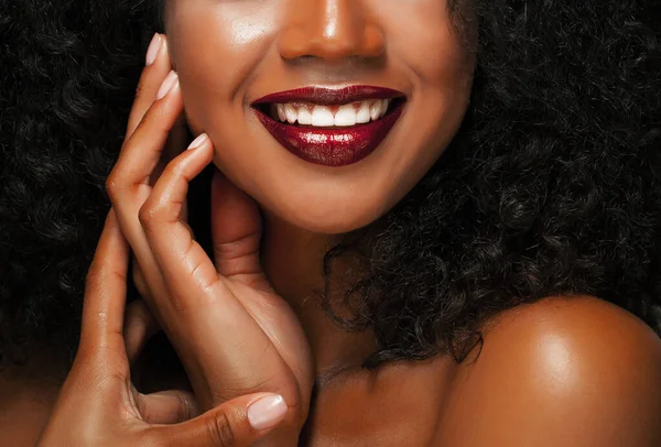 Maquillage Mode Gros Plan Sur Les Lèvres Jeune Femme Afro — Photo