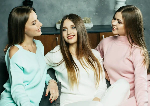 Evde harika vakit geçiren üç bayan arkadaş, arkadaşlık ve insan konsepti.