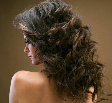 Uzun kıvırcık saçlı esmer kadın. Arkadan bak. Kapat..