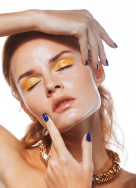 Güzel, parlak makyajlı genç bir kadının güzel portresini kapat. Sarı gözlü, modern dumanlı gözler..