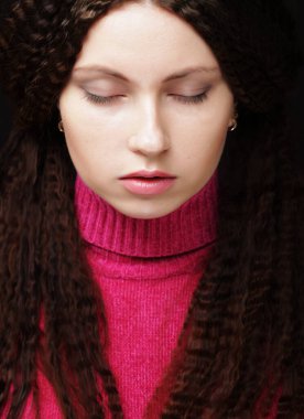 Uzun dalgalı saçlı güzel bir kız. Kıvırcık saçlı esmer. Resmi kapat.