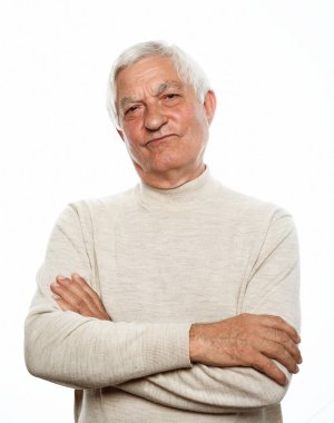 Sağlıklı, mutlu bir gülümseme portresi. Yaşlı, beyaz, kolları çaprazlanmış, yaşlı, beyaz bir adam yüzü. Altın Çağ büyükbabası sağlık hizmetleri neşeli yaşam tarzı, özgürlük emeklilik kavramı