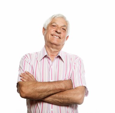 Sağlıklı, mutlu bir gülümseme portresi. Yaşlı, beyaz, kolları çaprazlanmış, yaşlı, beyaz bir adam yüzü. Altın Çağ büyükbabası sağlık hizmetleri neşeli yaşam tarzı, özgürlük emeklilik kavramı