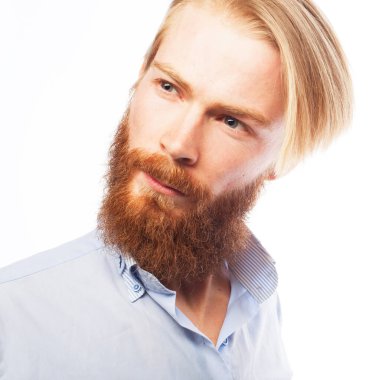 Çekici, ciddi, beyaz, kızıl sakallı ve modaya uygun saç kesimli bir erkek.