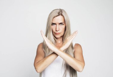 Uzun gri saçlı yaşlı bir kadın. Rastgele giyinmiş. Reddedilmiş..