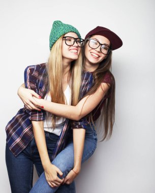 Arkadaşlık, duygu ve insan kavramı: İki genç kız arkadaş bir arada duruyor ve eğleniyorlar.