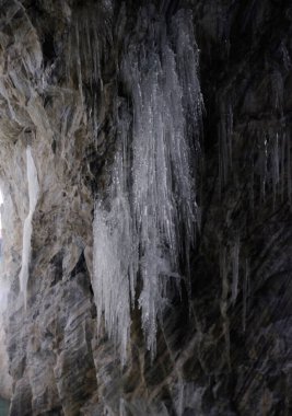 Karelia. Ruskeala. Mermer mağara. Buz sarkıtları ve dikitler. Rusya 'nın doğası. Buz saçakları. Karelia 'ya gidiyorum.