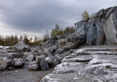 Ruskeala Dağ Parkı - Rusya 'nın simgesi. Mermer dağ taş ocağı kış manzarası, Karelia