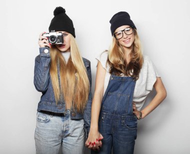 Mutlu kız arkadaşlar fotoğraf çekiyorlar vintage kamera ile